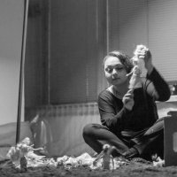 Iz predstave 'Pogledaj me'