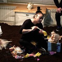 Iz predstave Pogledaj me