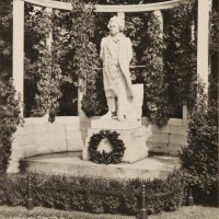 Spomenik Beethovena u parku ispred kuće, 1910.