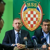 Krešo Beljak na konferenciji za novinare u Osijeku