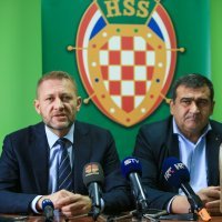 Krešo Beljak na konferenciji za novinare u Osijeku