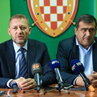 Krešo Beljak na konferenciji za novinare u Osijeku