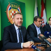 Krešo Beljak na konferenciji za novinare u Osijeku