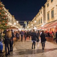 Gradonačelnik Franković upalio prvu adventsku svijeću i otvorio Zimski festival u Dubrovniku