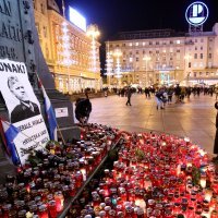 Zapaljene svijeće na Trgu bana Jelačića za preminulog generala Praljka