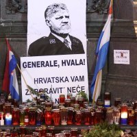 Zapaljene svijeće na Trgu bana Jelačića za preminulog generala Praljka