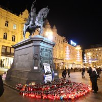 Zapaljene svijeće na Trgu bana Jelačića za preminulog generala Praljka