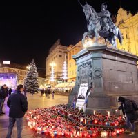 Zapaljene svijeće na Trgu bana Jelačića za preminulog generala Praljka