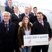 Dvomilijuntna putnica Croatia Airlinesa Nensi Kranjčević i  Boris Kolka direktor prodaje i marketinga Croatia Airlines (1)