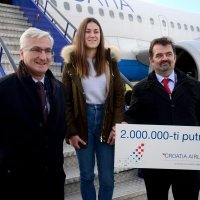 Dvomilijuntna putnica Croatia Airlinesa Nensi Kranjčević i  Boris Kolka direktor prodaje i marketinga Croatia Airlines (1)
