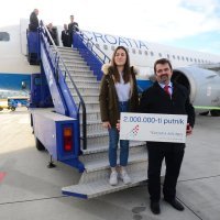 Dvomilijuntna putnica Croatia Airlinesa Nensi Kranjčević i  Boris Kolka direktor prodaje i marketinga Croatia Airlines (1)