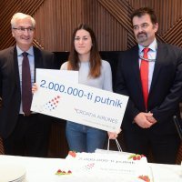 Dvomilijuntna putnica Croatia Airlinesa Nensi Kranjčević i  Boris Kolka direktor prodaje i marketinga Croatia Airlines (1)