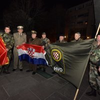 Bivši pripadnici HVO-a u Kninu pale svijeće za generala Praljka