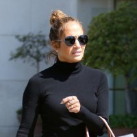 Slavne ljepotice u crnim dolčevitama