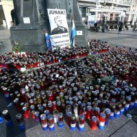 Zapaljene svijeće na Trgu bana Jelačića za preminulog generala Praljka