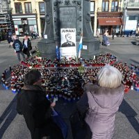 Zapaljene svijeće na Trgu bana Jelačića za preminulog generala Praljka