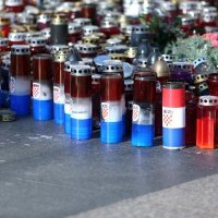 Zapaljene svijeće na Trgu bana Jelačića za preminulog generala Praljka