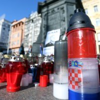 Zapaljene svijeće na Trgu bana Jelačića za preminulog generala Praljka
