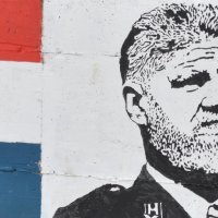 Mural generalu Slobodanu Praljku na ulazu u Bilice kod Šibenika