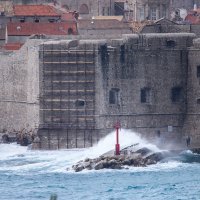 Olujno jugo razbija valove podno dubrovačkih zidina