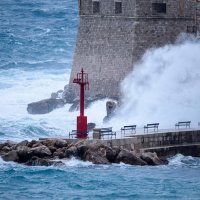 Olujno jugo razbija valove podno dubrovačkih zidina