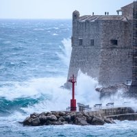 Olujno jugo razbija valove podno dubrovačkih zidina