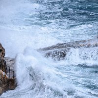 Olujno jugo razbija valove podno dubrovačkih zidina