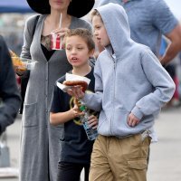 Angelina Jolie s kćeri Shiloh i blizancima Knox i Vivienne