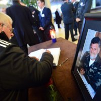 Upisivanje u knjigu žalosti na komemoraciji za generala Slobodana Praljka