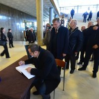 Upisivanje u knjigu žalosti na komemoraciji za generala Slobodana Praljka