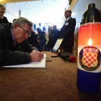 Upisivanje u knjigu žalosti na komemoraciji za generala Slobodana Praljka