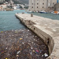 Nanosi smeća na plaži Banje u Dubrovniku