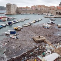 Nanosi smeća na plaži Banje u Dubrovniku