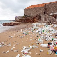 Nanosi smeća na plaži Banje u Dubrovniku