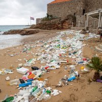 Nanosi smeća na plaži Banje u Dubrovniku
