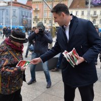 Davor Bernardić u Zagrebu je građanima dijelio sjeme pšenice