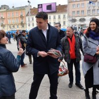 Davor Bernardić u Zagrebu je građanima dijelio sjeme pšenice