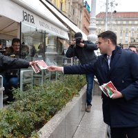 Davor Bernardić u Zagrebu je građanima dijelio sjeme pšenice