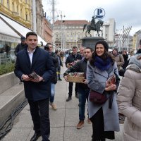 Davor Bernardić u Zagrebu je građanima dijelio sjeme pšenice