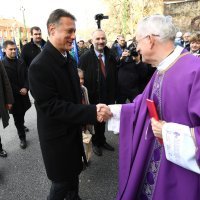 Izviđači u društvu Gordana Jandrokovića donijeli Betlehemsko svjetlo mira u katedralu