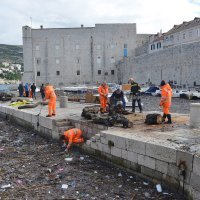 Čišćenje Porta od naplavina donesenim morem i snažnim vjetrom