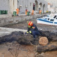 Čišćenje Porta od naplavina donesenim morem i snažnim vjetrom