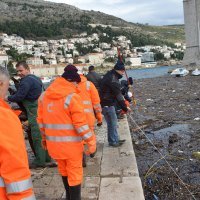 Čišćenje Porta od naplavina donesenim morem i snažnim vjetrom