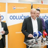 HNS-ova konferencija za novinare na kojem su obznanili prelazak članova ARS-a