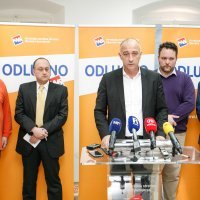 HNS-ova konferencija za novinare na kojem su obznanili prelazak članova ARS-a