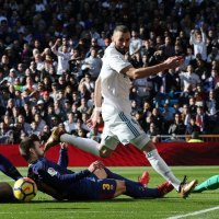 Benzema pred golom Barcelone