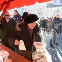 Milan Bandić na Badnjak podijelio bakalar za sugrađane