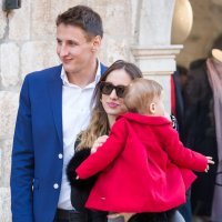 Vaterpolist Sandro Sukno sa suprugom i kćeri prošetao centrom Dubrovnika