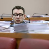Bojan Glavašević zatrpan papirima dok Sabor raspravlja o prijedlogu zakona o izmjenama i dopunama zakona o tržištu plina