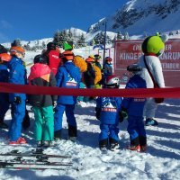 I djeca uživaju na snijegu u Obertauernu